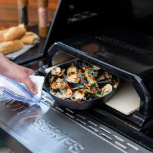 Load image into Gallery viewer, Masterbuilt Gravity Series® 1150 Digital Charcoal Grill + Smoker