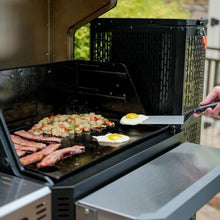 Load image into Gallery viewer, Masterbuilt Gravity Series® 800 Digital Charcoal Griddle + Grill + Smoker
